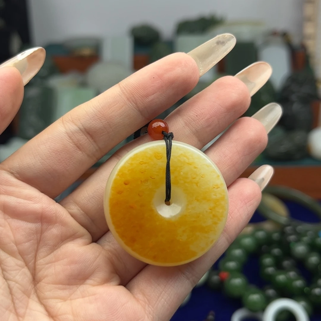 赵****颈饰未镶嵌和田玉