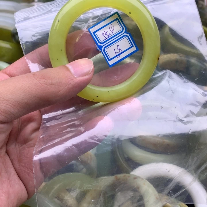 榴***莲未镶嵌蛇纹石玉手镯