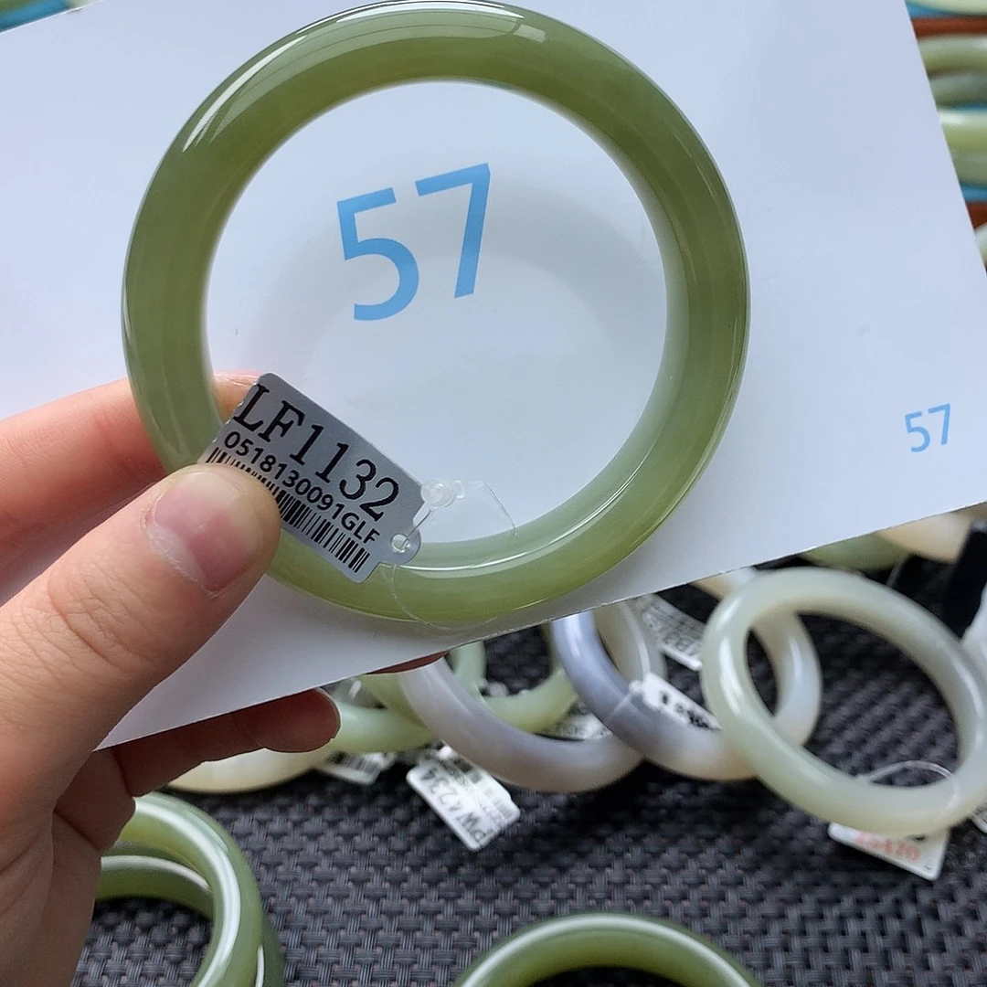 ღ***夏和田玉未镶嵌手镯