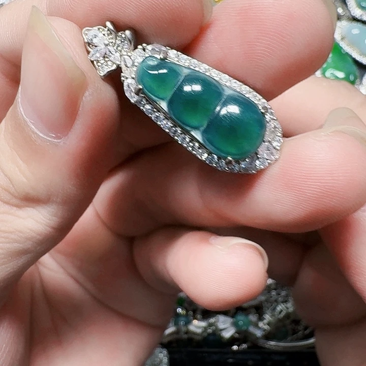 翡翠未镶嵌颈饰天然A货翡翠放漏