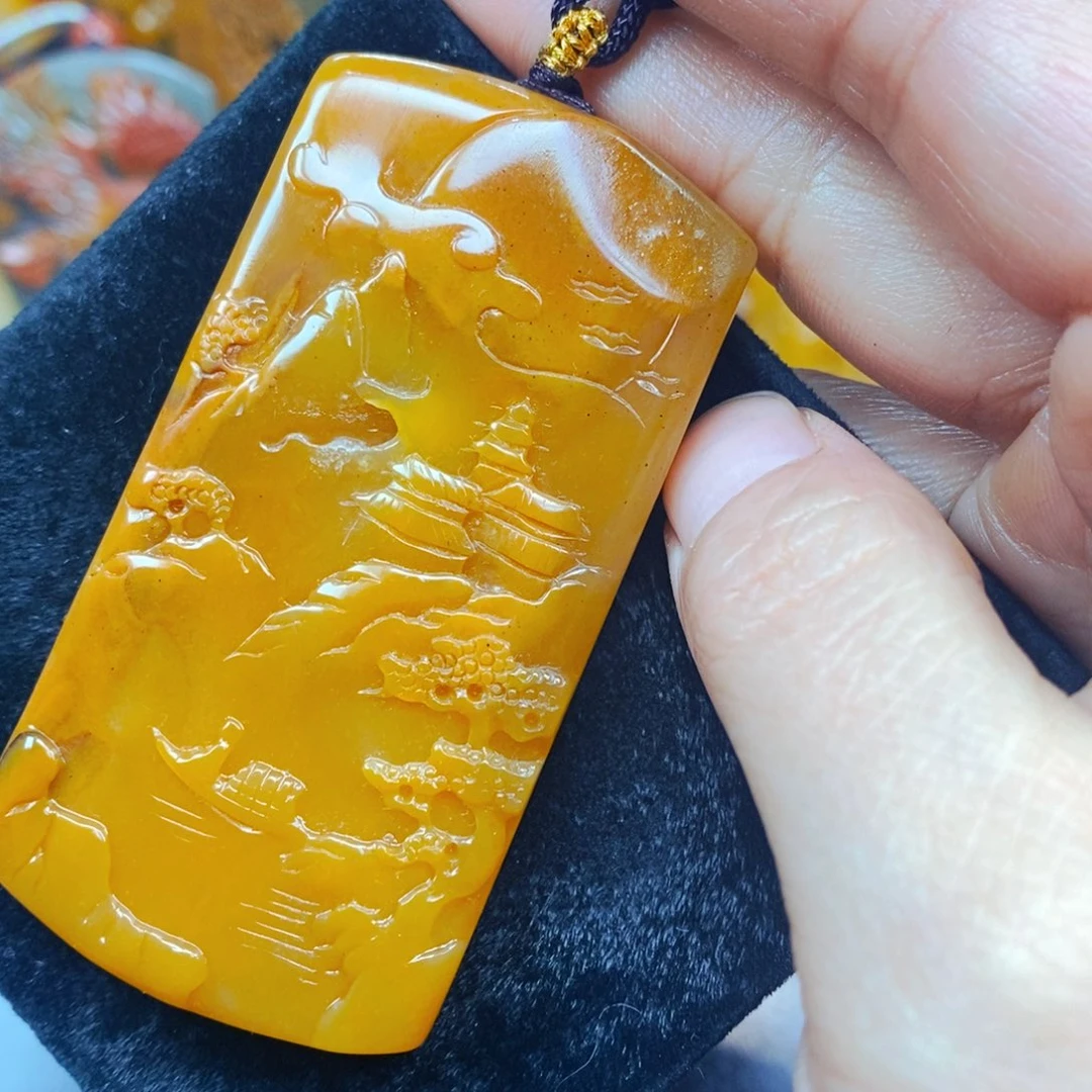 未镶嵌石英质玉（黄龙玉）颈饰