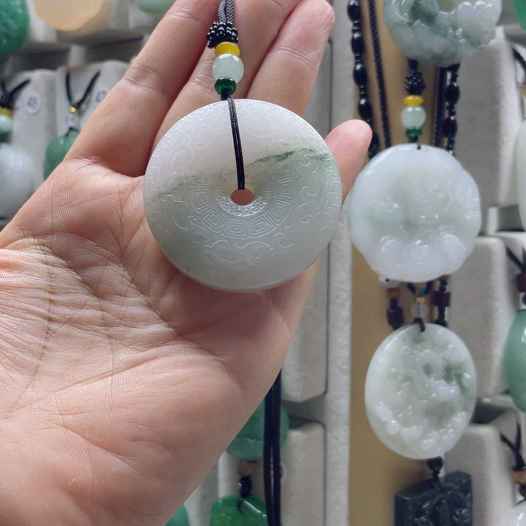 颈饰未镶嵌石英质玉