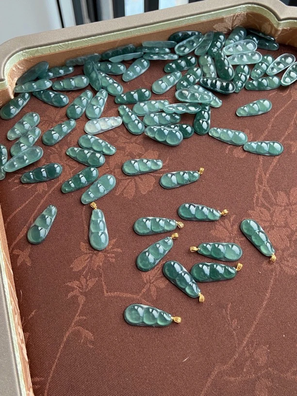 C70 翡翠自然光下小豆子吊坠发一个