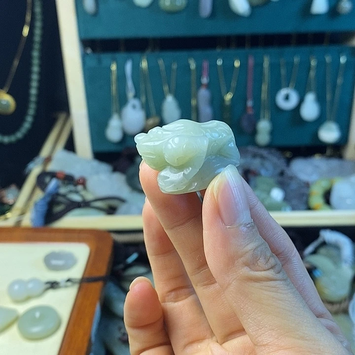 和田玉未镶嵌吊坠(赠链)