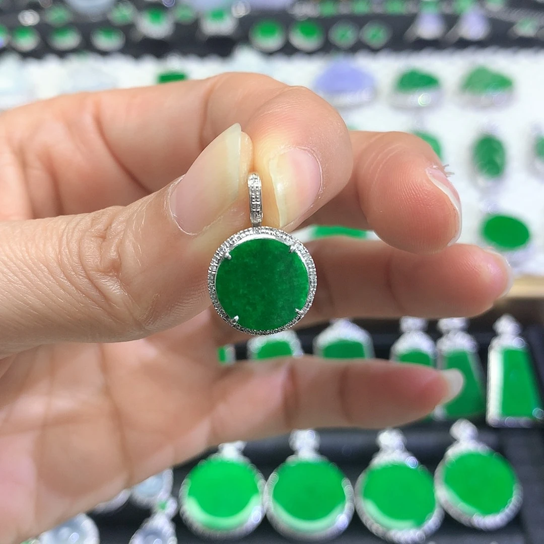 颈饰18K金镶嵌翡翠小*吊坠