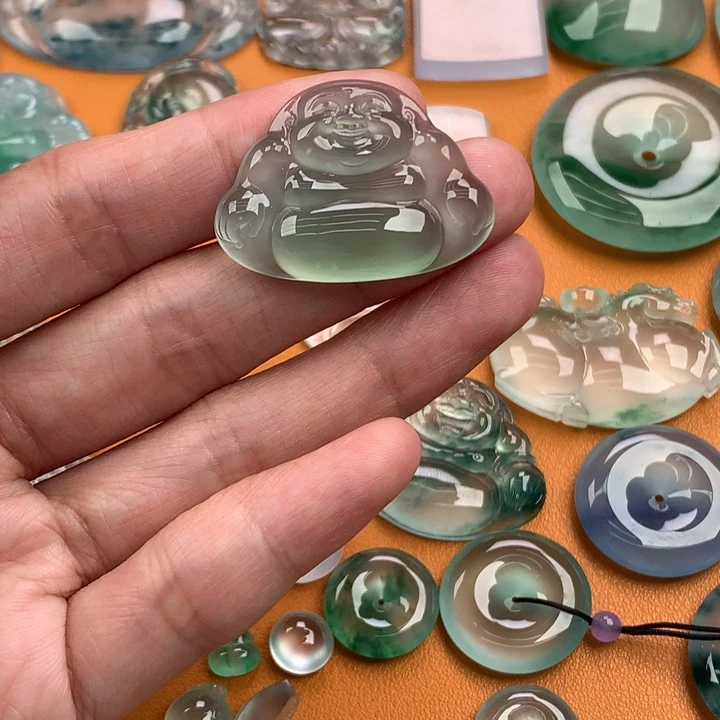 翡翠挂件未镶嵌…..