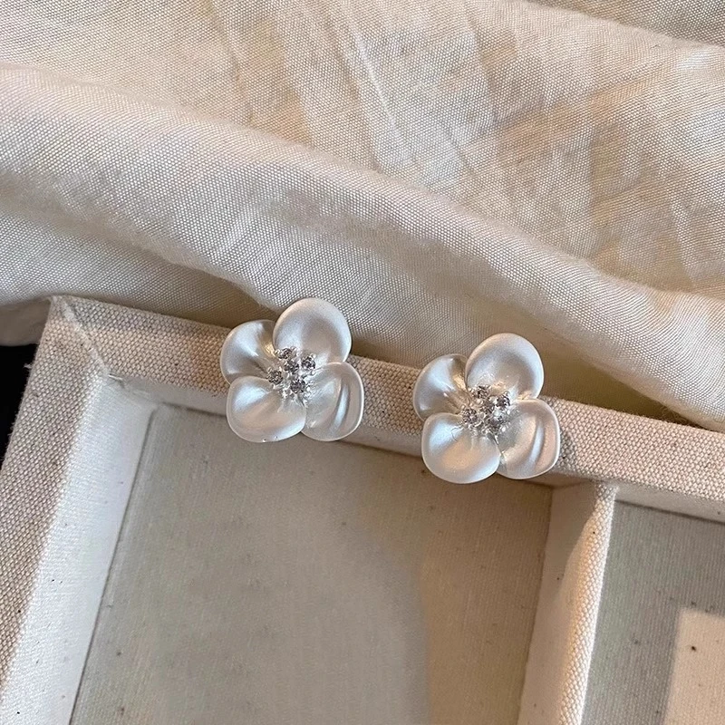 铜合金耳饰 法式清冷风银色哑光小花耳钉女925银针气质高级感耳环