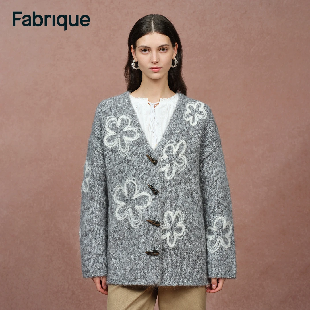 Fabrique Ayanna 烟灰混色加厚绵羊毛粗棒针刺绣花朵绵针织开衫