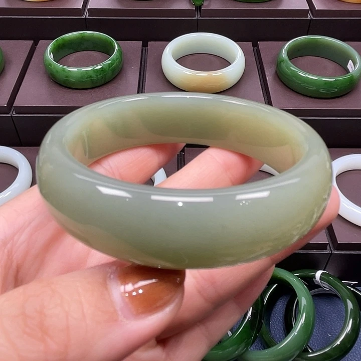 和田玉未镶嵌手镯