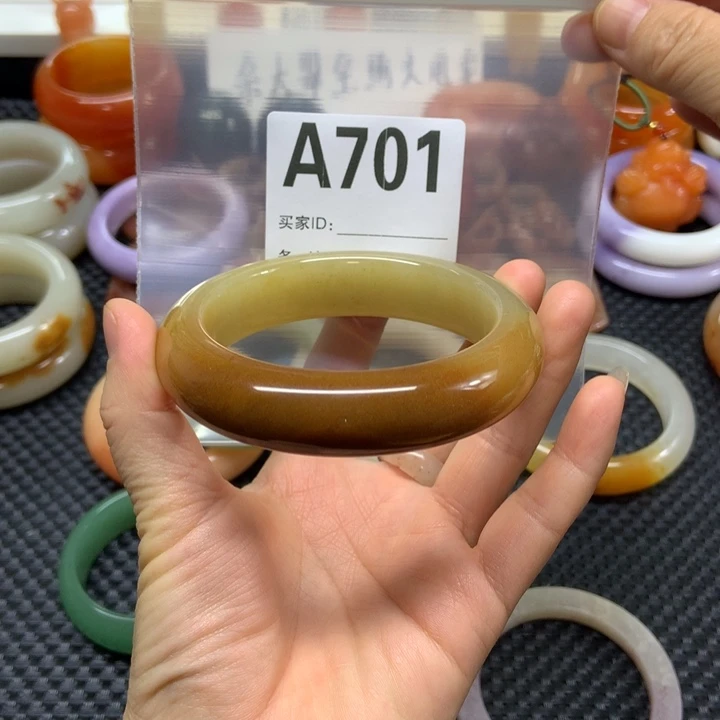 灿***面石英质玉未镶嵌手镯