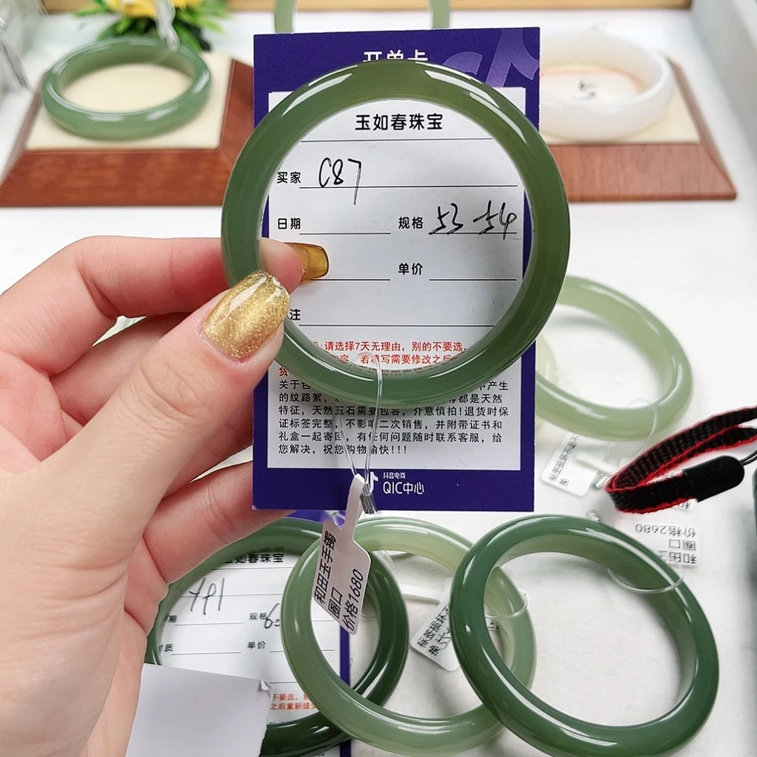 和田玉手镯未镶嵌是**蒋