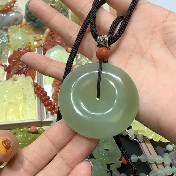 未镶嵌蛇纹石玉吊坠