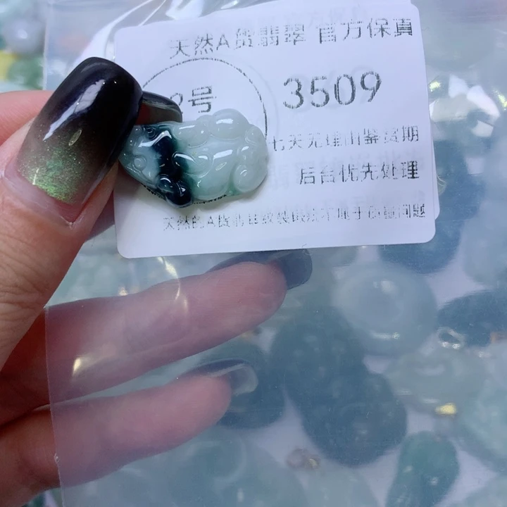 翡翠足银镀金镶嵌颈饰翡翠