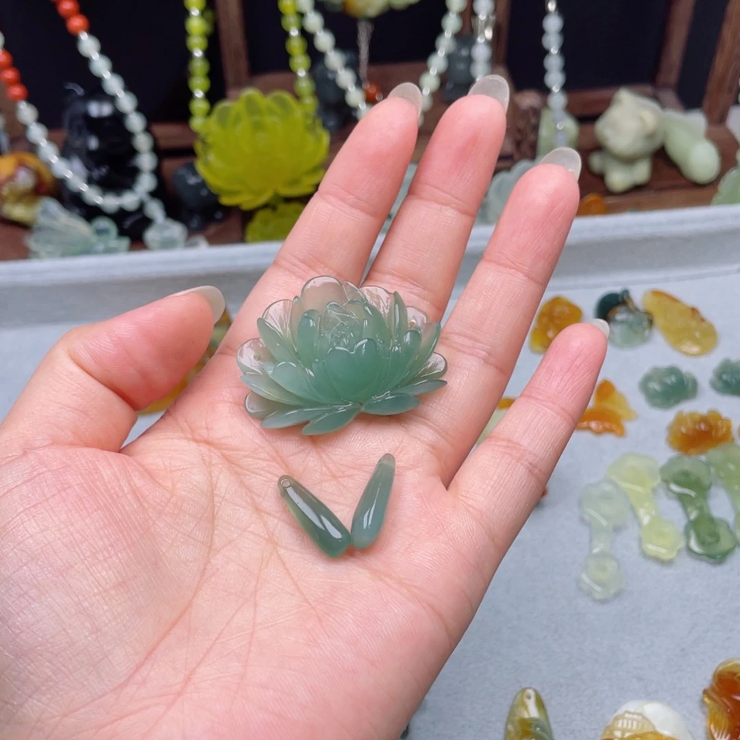 萝***6蛇纹石玉未镶嵌颈饰