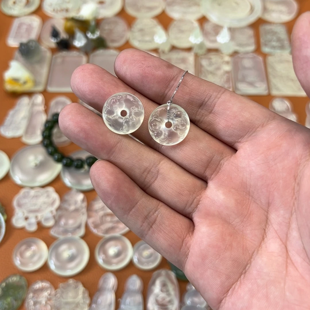 呆***.蛇纹石玉未镶嵌颈饰