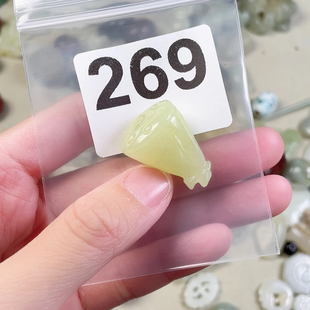 颈饰未镶嵌和田玉（糖玉）