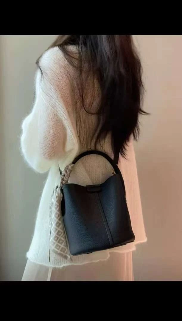 轻奢水桶包手提包简约小众植鞣通勤风肩包单根扣式百搭时尚黑色款