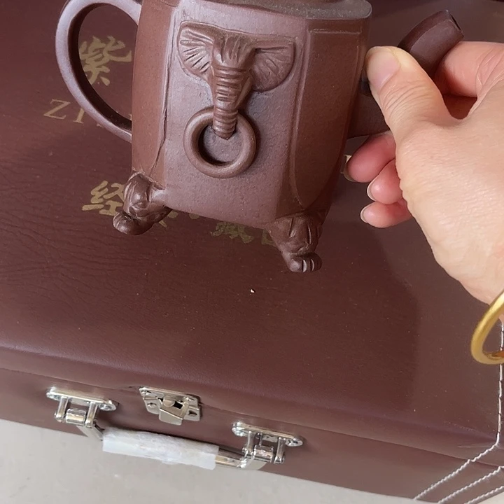 茶壶紫砂原矿泥料手工制作的一把紫砂壶。