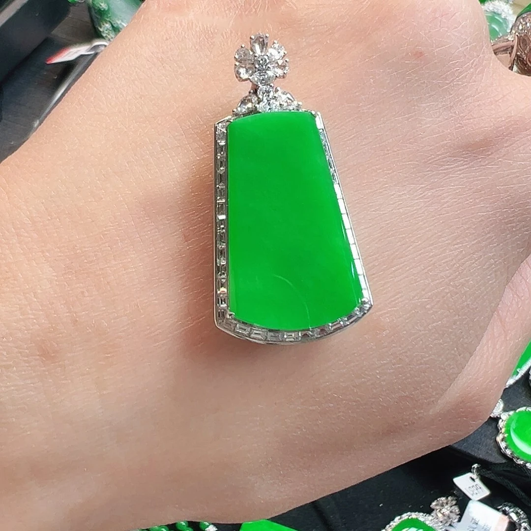 翡翠颈饰18K金镶嵌?**U吊坠