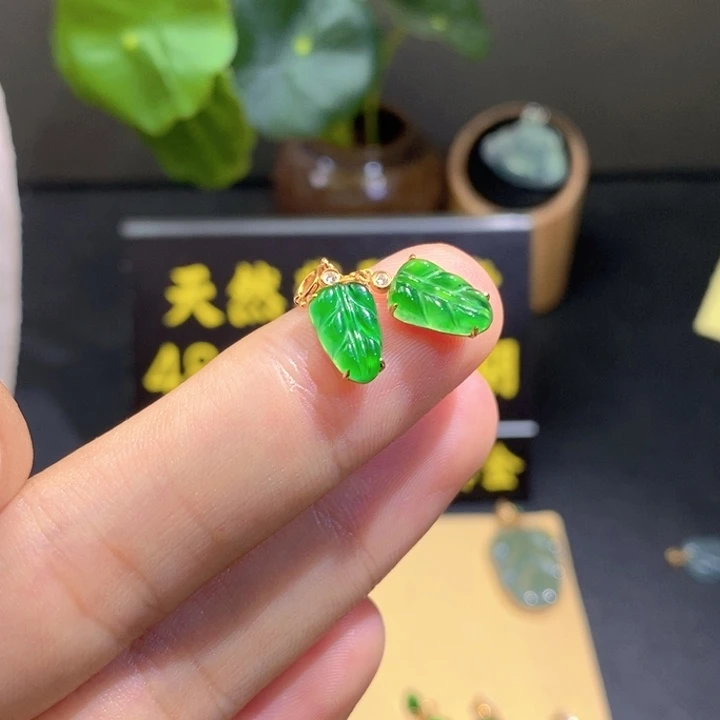 颈饰18K金镶嵌翡翠吊坠