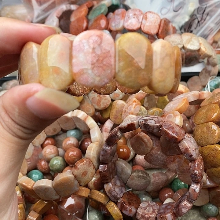 张***哥硅化玉颈饰未镶嵌