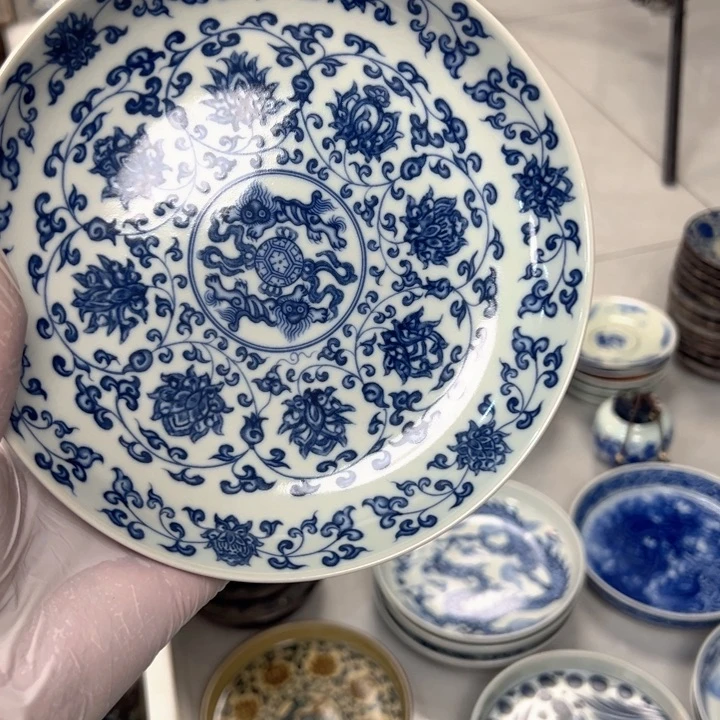 瓷片白青花缠枝莲的壶承