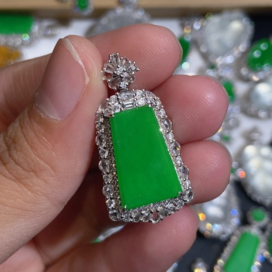 翡翠18K金镶嵌颈饰天然缅甸A货翡翠