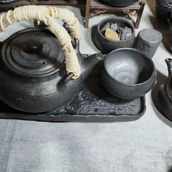 荥经黑砂手工提梁壶