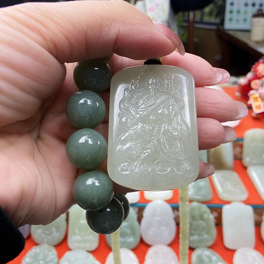 朱***大和田玉未镶嵌颈饰