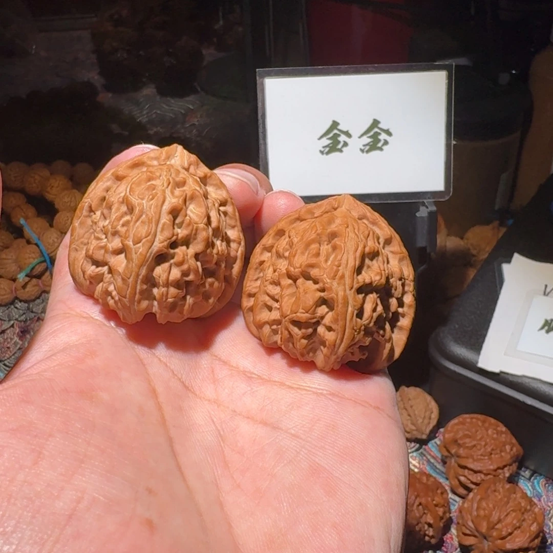 文玩核桃把件1617三角白，尺寸40 42 39