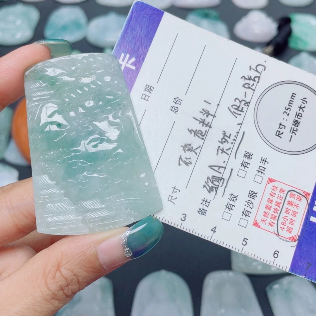 厨***>翡翠未镶嵌颈饰山水