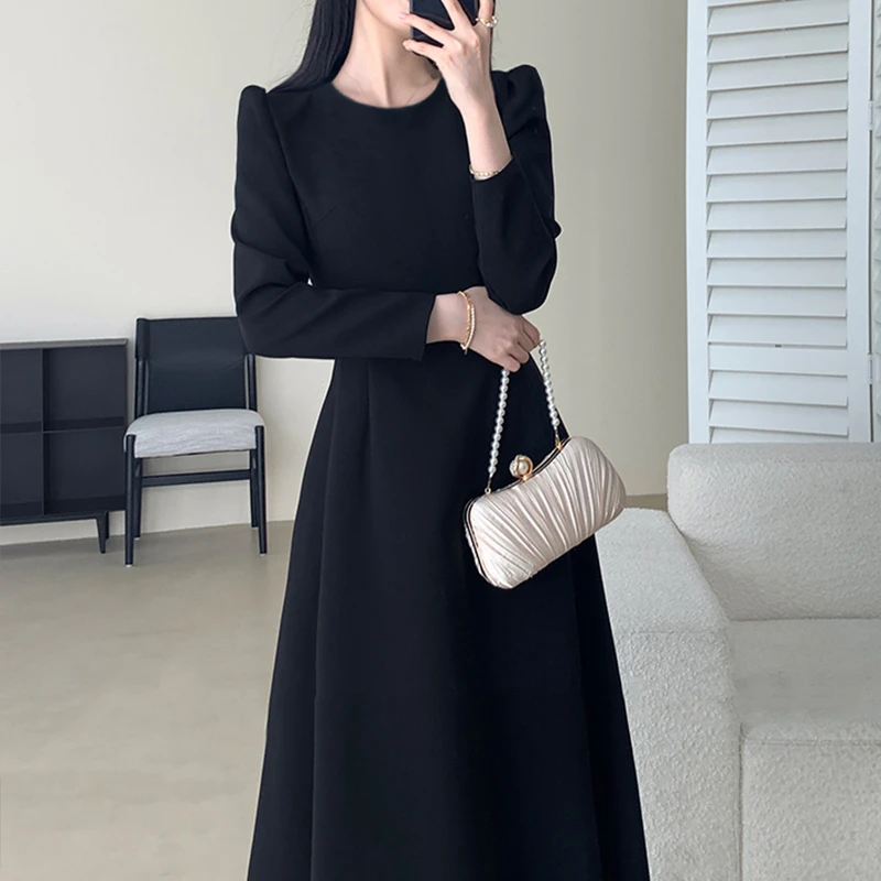 法式高级圆领泡泡袖赫本风连衣裙女初秋2025收腰显瘦内搭小黑裙