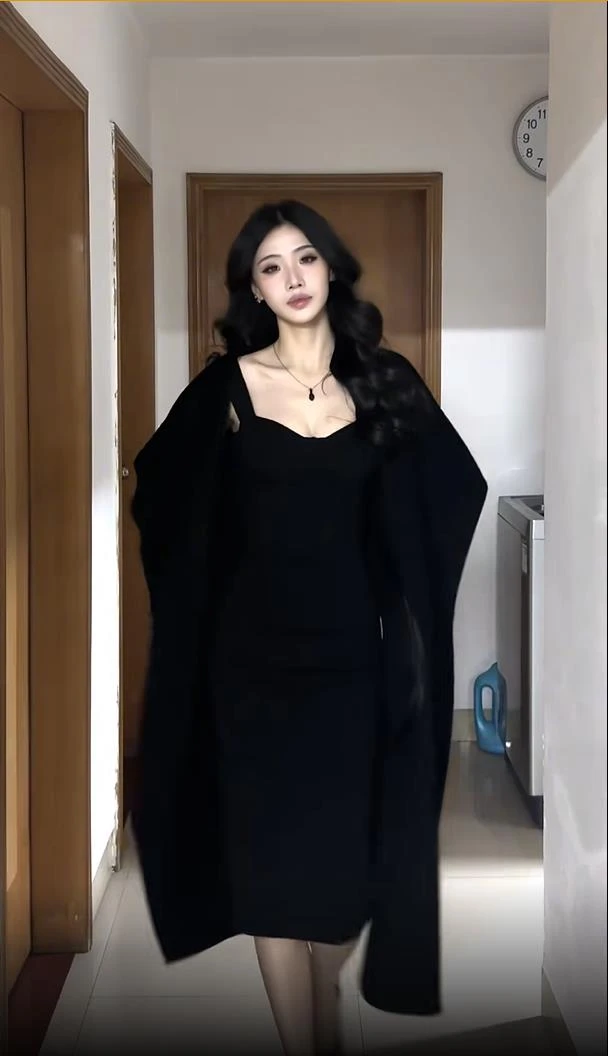 法式高级感显瘦赫本风黑色吊带连衣裙女2025秋季宽松中长款外套女