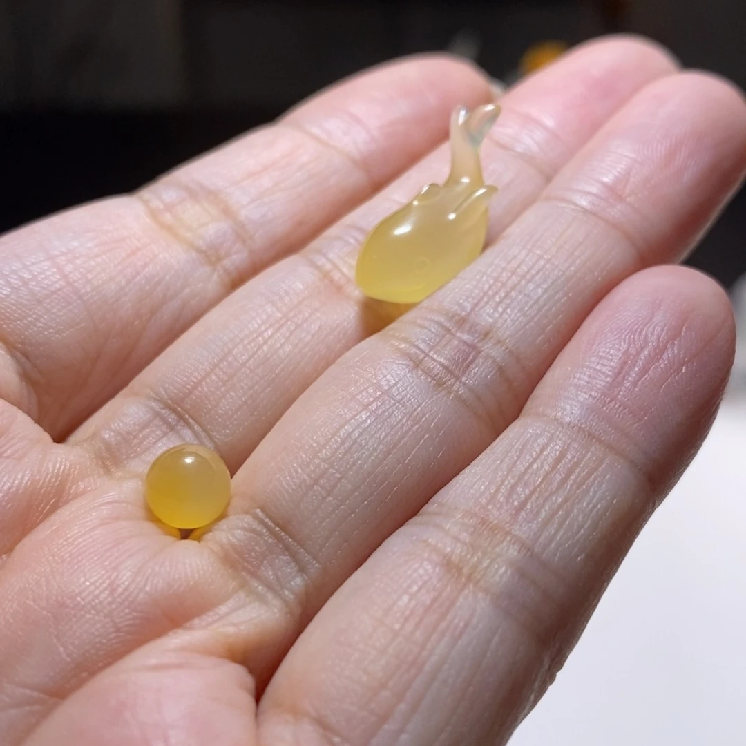 曼***澜石英质玉（缅黄）未镶嵌颈饰