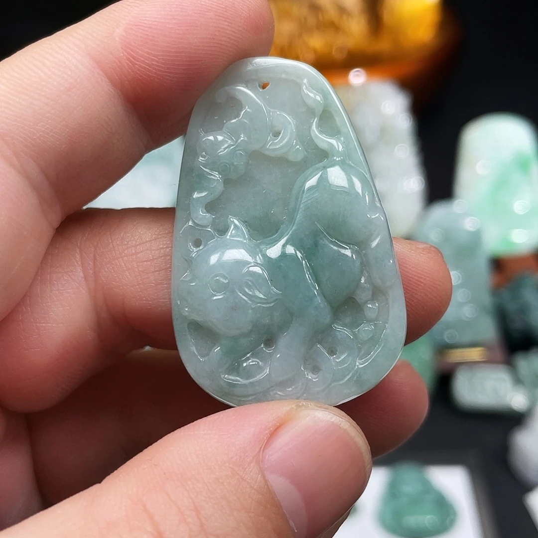 翡翠未镶嵌颈饰猪牌