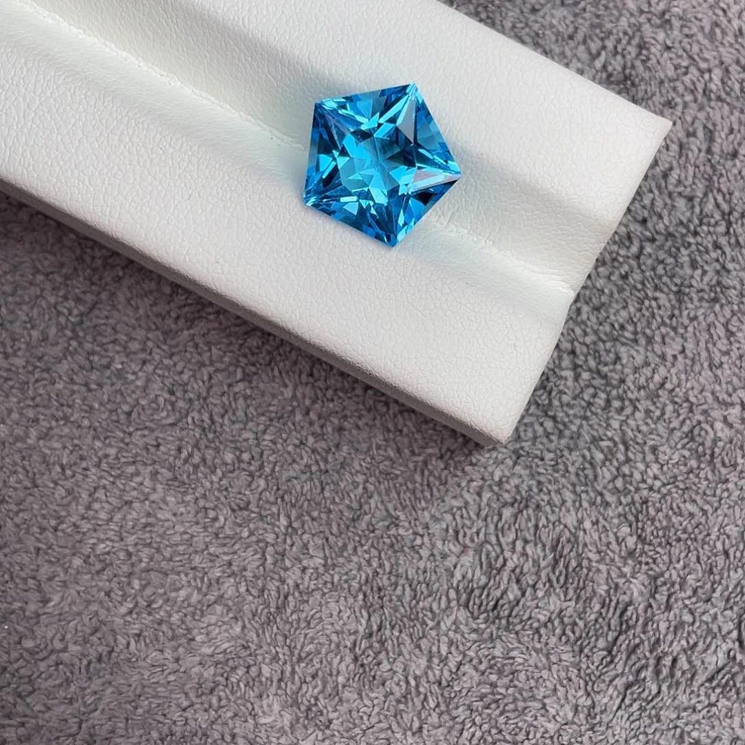 托帕石裸石未镶嵌9.28Ct。