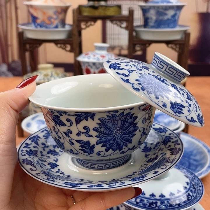 摆件青花缠枝莲元宝盖碗