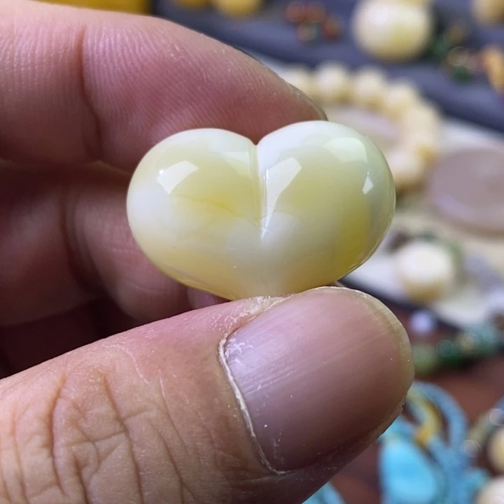 琥珀未镶嵌裸石白蜡屁桃