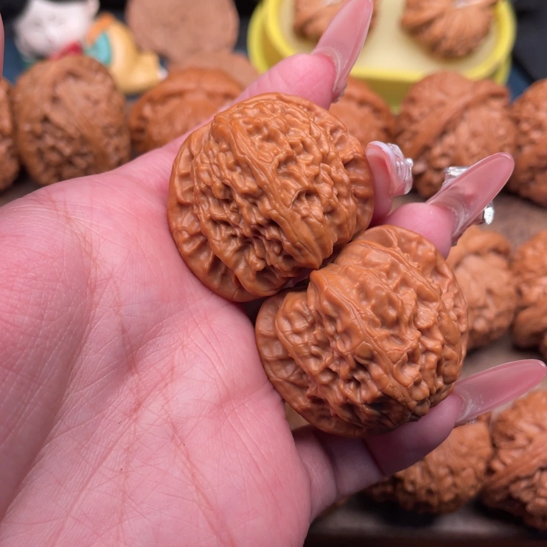 文玩核桃把件红皮白狮子38