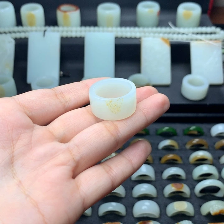 和田玉未镶嵌颈饰梁*喆