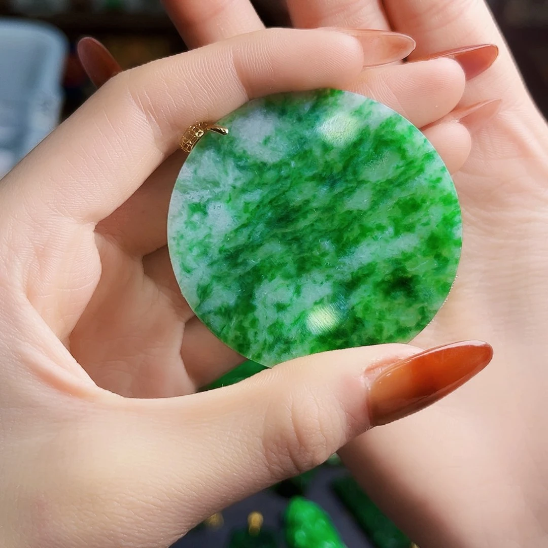 颈饰18K金镶嵌翡翠多样性