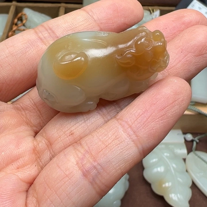 和田玉未镶嵌颈饰且末貔貅