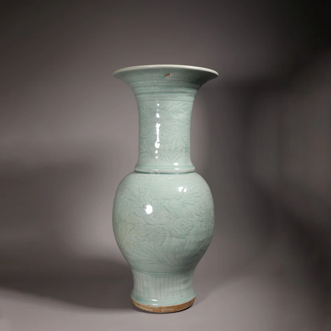 LOT091312 明 龙泉窑刻花牡丹纹凤尾尊
