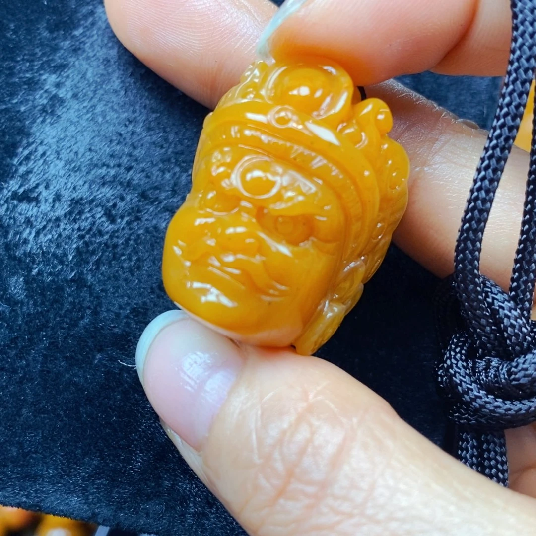 未镶嵌石英质玉（黄龙玉）颈饰