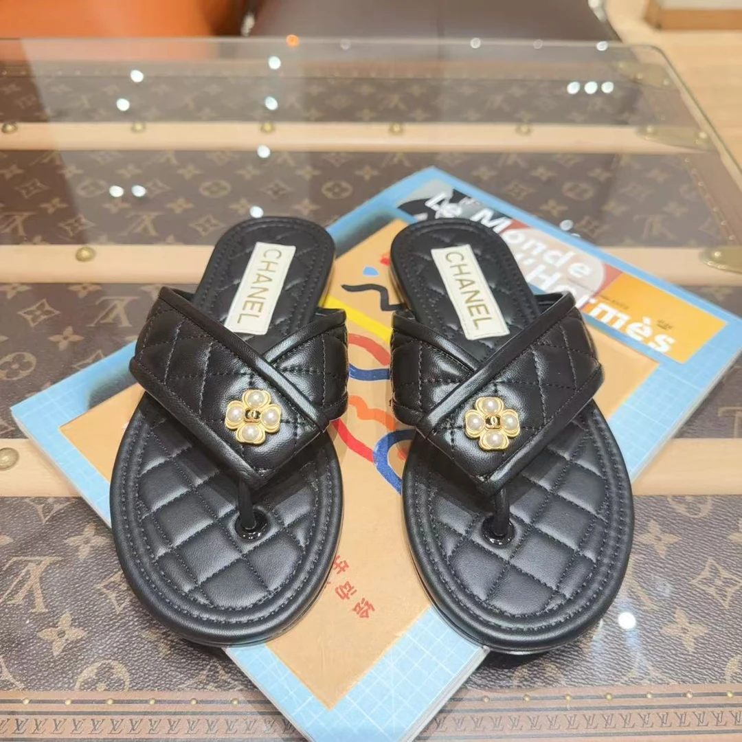 未使用 Chanel/香奈儿 山茶花珍珠扣黑色菱格纹人字拖羊皮 34码