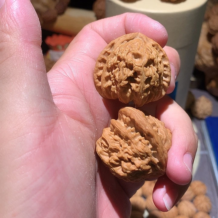 田***上桃核吊坠白狮子40