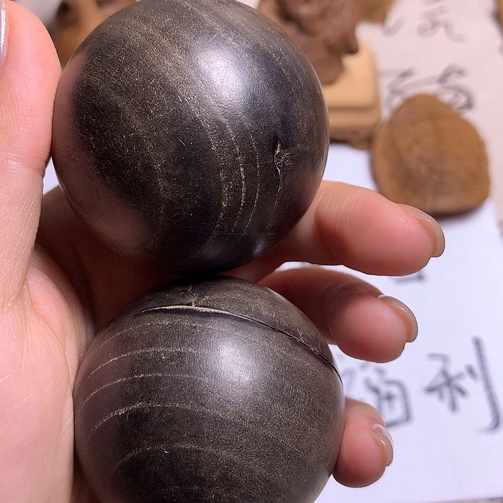 冈***檀香木阴沉手球瑕疵