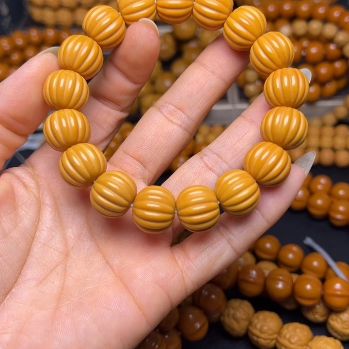 猴头核桃吊坠聚宝盆