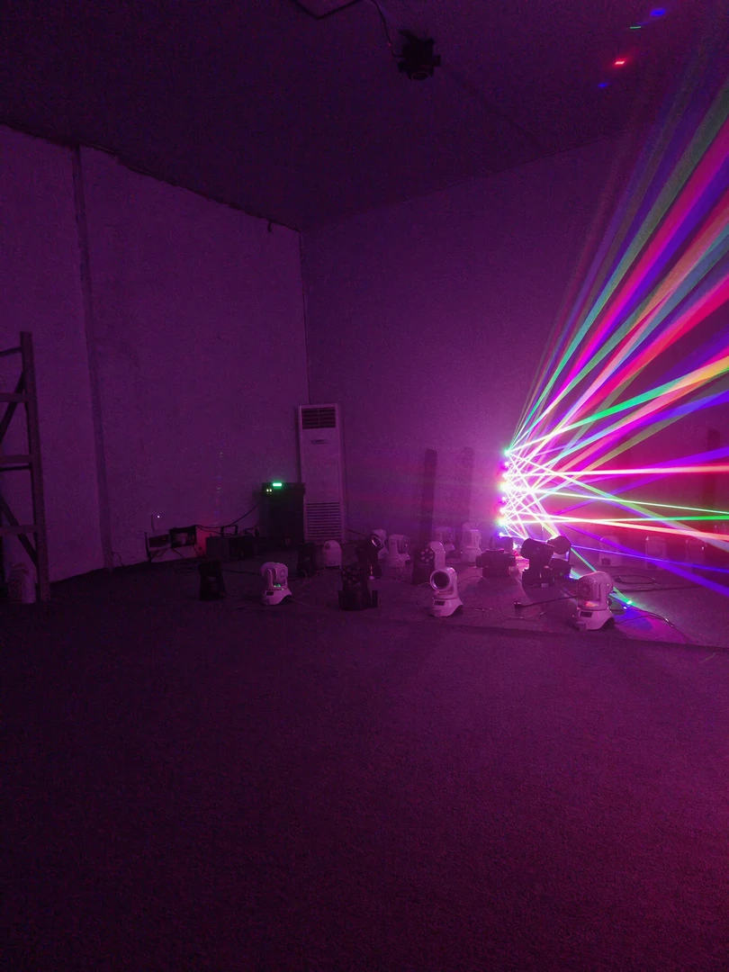 8新  8眼三色激光灯一台