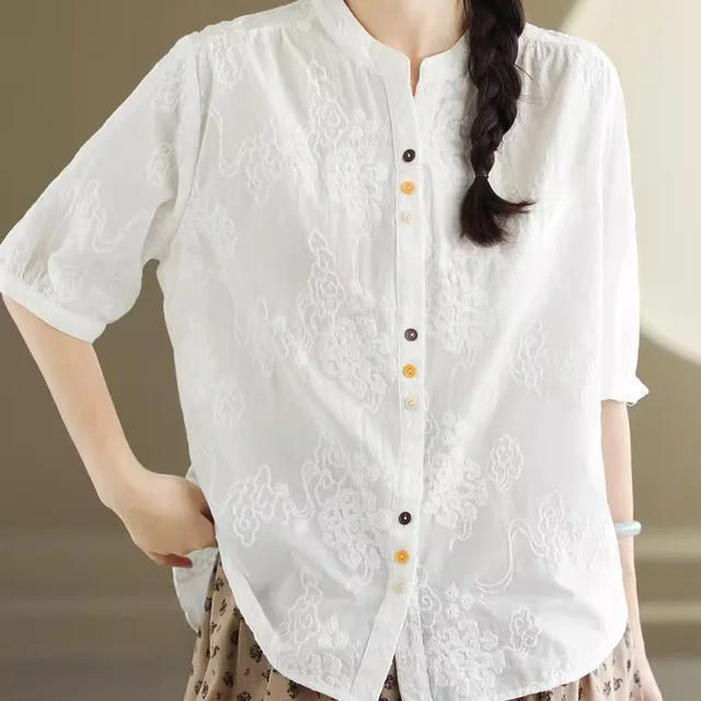 季念夏季新款文艺刺绣纯棉白衬衫女休闲遮肚设计感彩扣五分袖上衣